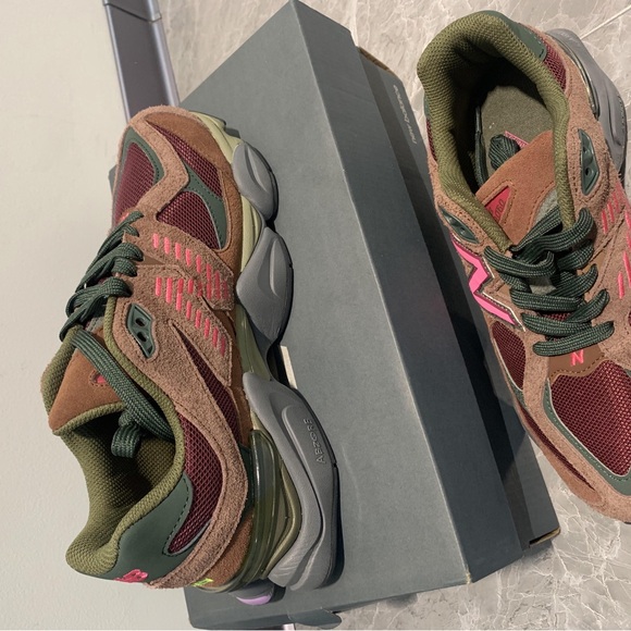 New Balance 9060 Burgundy Pink 8D Shoe Box - Picture 3 of 4